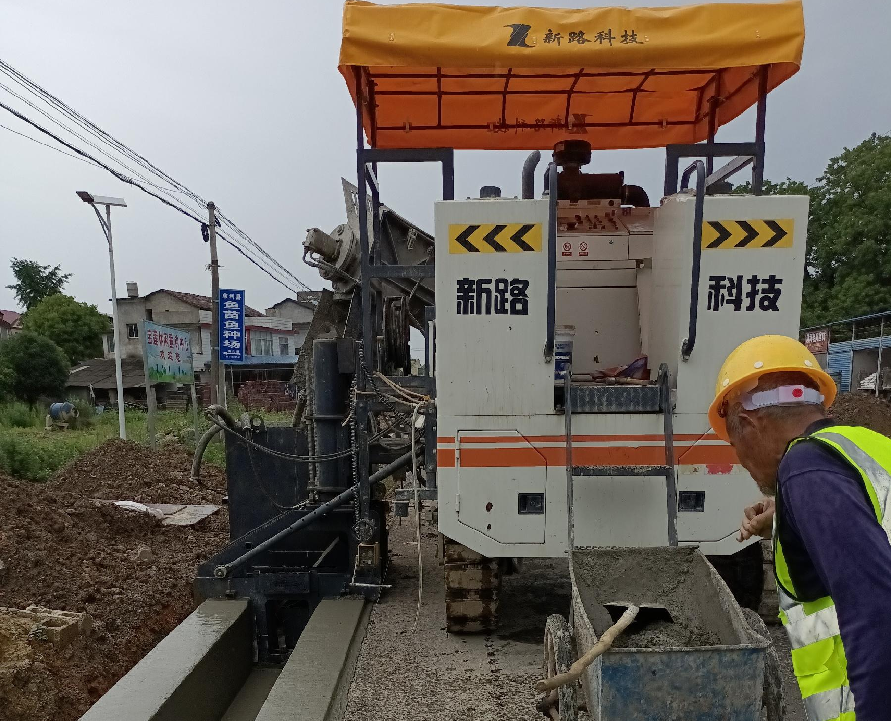 G353慈利至張家界城區(qū)公路排水溝滑模一次性成型，滑模施工效率高